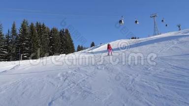 滑雪者在山坡上滑雪，背景是神秘的